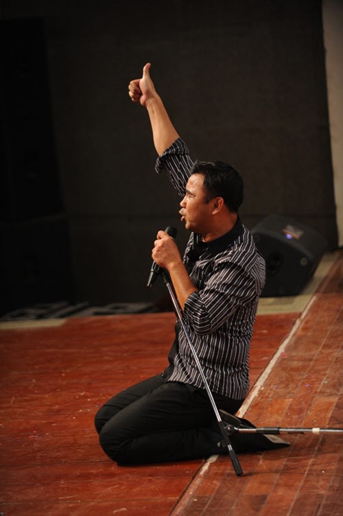 MC Quyền Linh hào hứng trước một tiết mục của thí sinh tại sân chơi Vietnam's Got Talent.