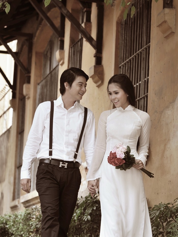 Những người thực hiện bộ ảnh lãng mạn này: Photo: Lý Võ Phú Hưng, trang phục: Việt Hùng, trang điểm: Thanh Châu.