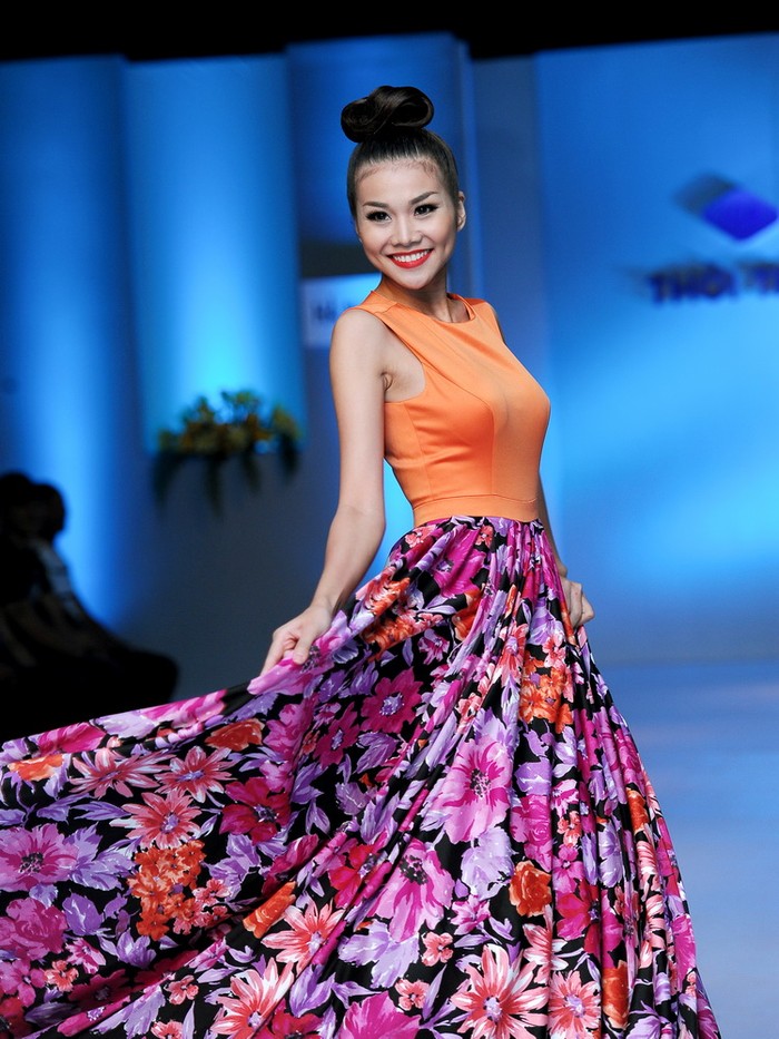 Chiếc váy hoa lộng lẫy làm cho nhan sắc của Thanh Hằng càng trở nên mềm mại, nữ tính.