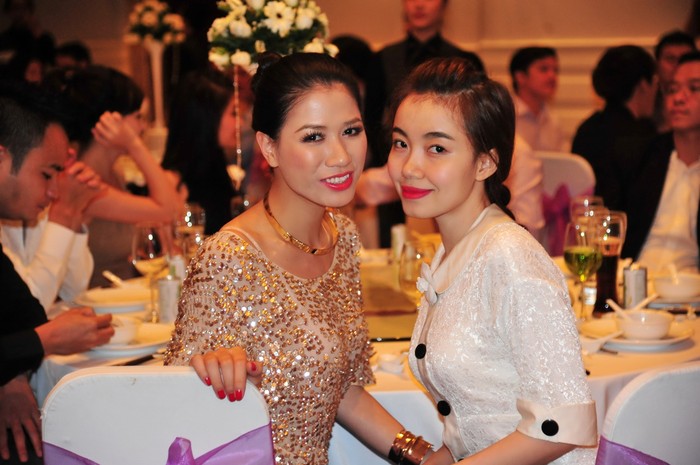 Người mẫu Trang Trần (trái)