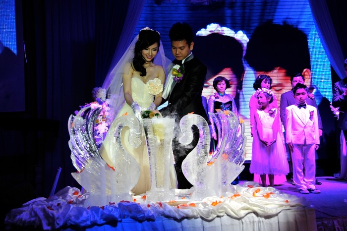 Bên cạnh vị hôn phu 26 tuổi, Quỳnh Chi đẹp rạng ngời như một nàng công chúa.