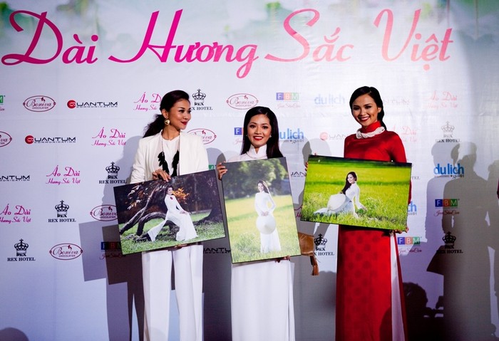 Siêu mẫu Thanh Hằng, Thuý Nga và Diễm Hương (từ trái sang) mời khách đấu giá những bức ảnh của mình vì mục đích từ thiện.