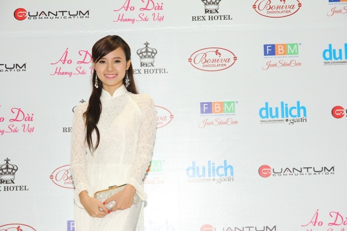 Có rất nhiều người đẹp nổi tiếng đã đến tham dự chương trình Áo dài Hương sắc Việt. Trong ảnh là hot girl Midu.