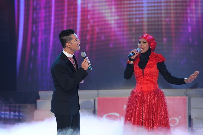 Đức Tuấn “phiêu” cùng giọng hát đến từ Brunei, ca sĩ Putri, từng đoạt giải trong ca khúc Sway.