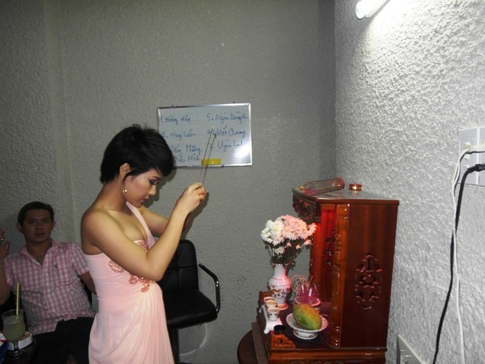 Đúng 22 giờ, Uyên Linh bước vào phòng dành cho ca sĩ. Việc đầu tiên của quán quân Việt Nam Idol 2010 là bước đến thắp nhang cho bàn thờ tổ.