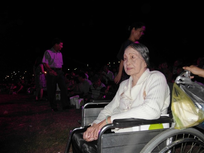 Cụ bà Lê Mộng Đào, dù đã 91 tuổi, phải ngồi xe lăn nhưng vẫn cố gắng đi xem đêm nhạc. Cụ và mẹ của cố nhạc sĩ Trịnh Công Sơn, bà Thanh Tâm, từng là bạn bè thân thiết.Ảnh: Dương Cầm