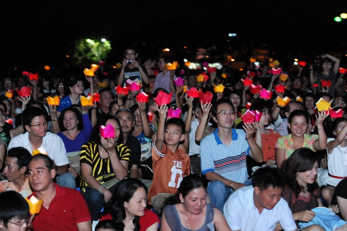 Hàng ngàn ngọn nến được khán giả thắp lên để tưởng nhớ Trịnh Công Sơn.Ảnh: Lý Võ Phú Hưng