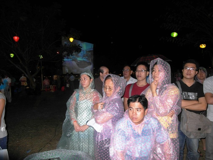 Khán giả dầm mưa để tiếp tục nghe nhạc Trịnh. Ảnh: Dương Cầm