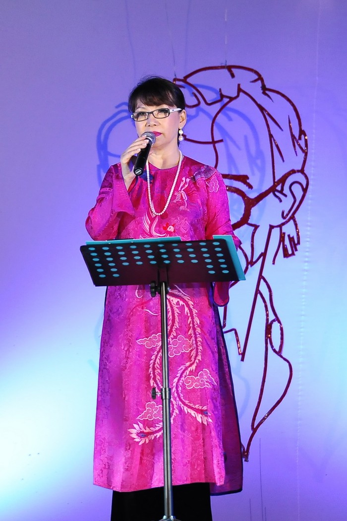 Bà Trịnh Vĩnh Trinh nói lời cảm ơn khán giả đã yêu mến nhạc của anh trai mình. Ảnh: Lý Võ Phú Hưng