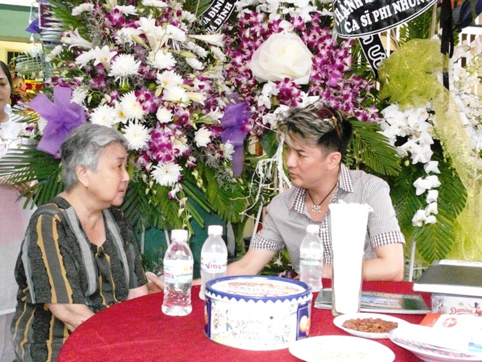 Mr Đàm ân cần hỏi thăm bà Lê Thị Hương, vợ cố nhạc sĩ Thanh Sơn. Vợ của tác giả ca khúc Nỗi buồn hoa phượng bày tỏ sự cảm ơn nam ca sĩ.