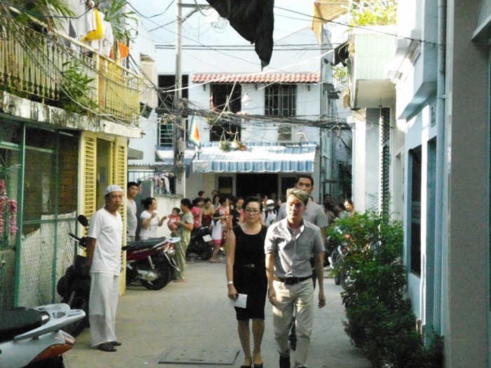 Mr Đàm và bà Lương Minh Hồng bước vội vào nhà cố nhạc sĩ Thanh Sơn.