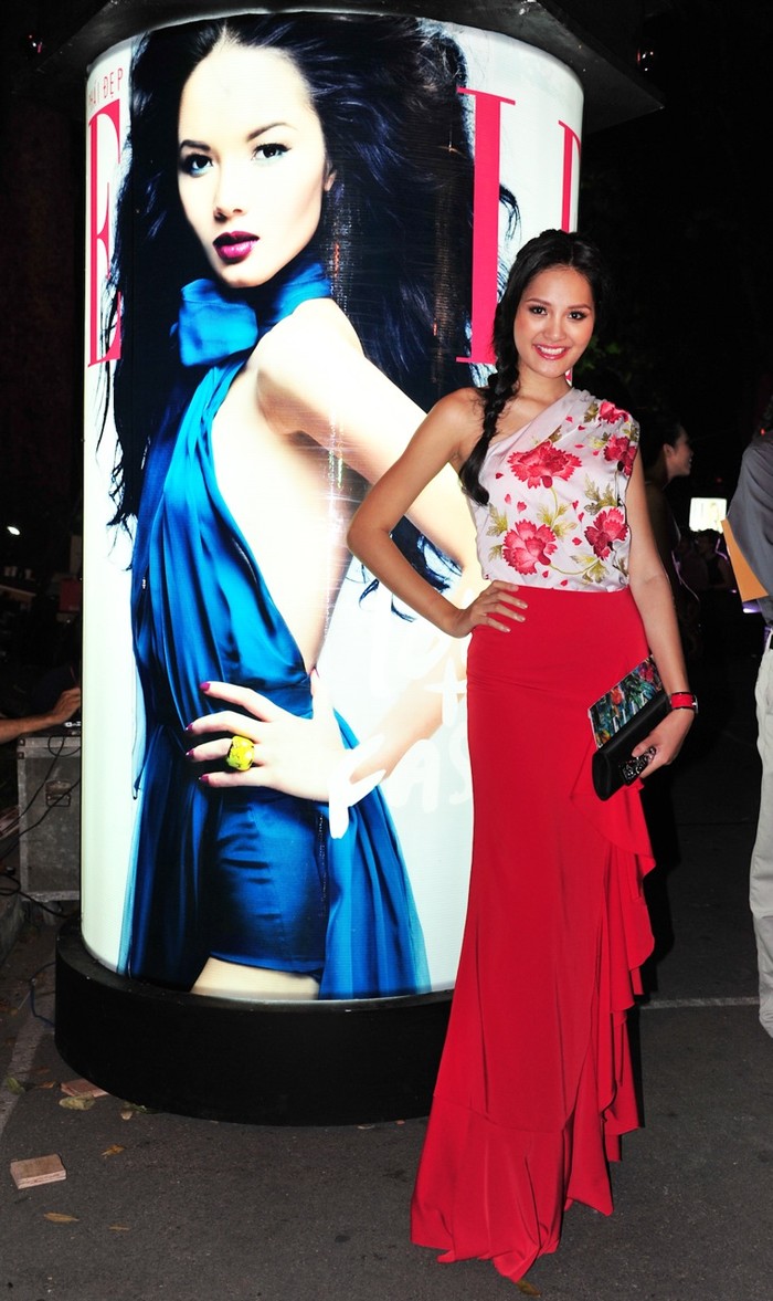 Hoa hậu Hương Giang đến với đêm thời trang bằng một bộ áo dạ hội lộng lẫy.