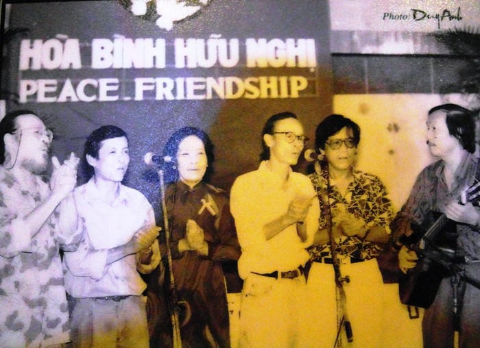 Minh chứng cho lời ca sĩ Lan Ngọc là bức ảnh này: Nhạc sĩ Trịnh Công Sơn dung dị vỗ tay, bắt nhịp, hát cùng các bạn văn nghệ sĩ một ca khúc trong đêm "Hoà bình – Hữu nghị".