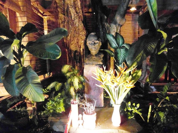 Bàn thờ của nhạc sĩ Trịnh Công Sơn tại khu du lịch Bình Quới luôn ngập hương, hoa của người hâm mộ.