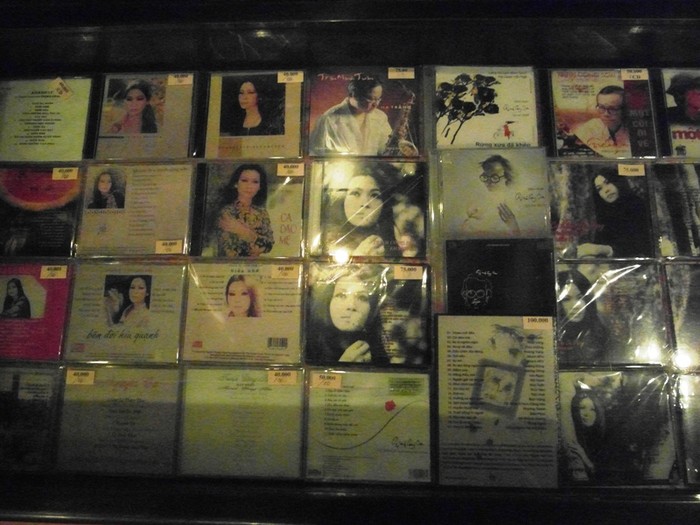 Tủ trưng bày những đĩa gốc, tập hợp các tình khúc của cố nhạc sĩ.