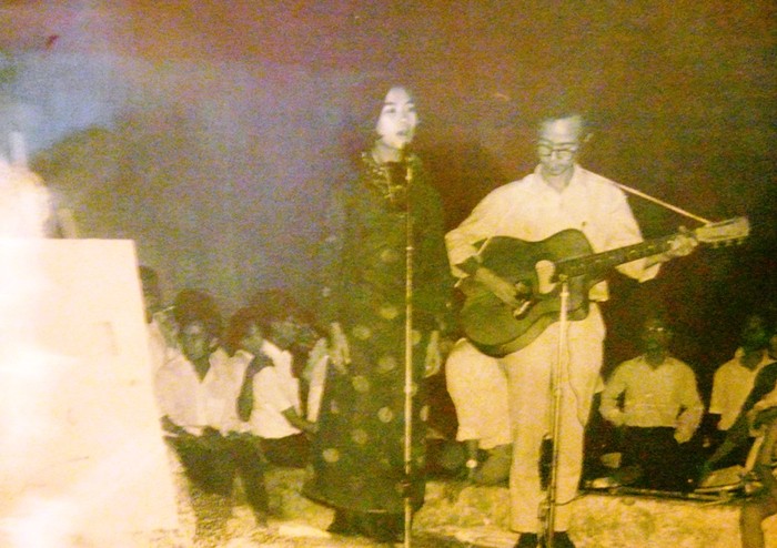 Nhạc sĩ Trịnh Công Sơn đệm guitar cho “Nữ hoàng chân đất” Khánh Ly hát Ru ta ngậm ngùi tại trường đại học Văn Khoa Sài Gòn năm 1967.