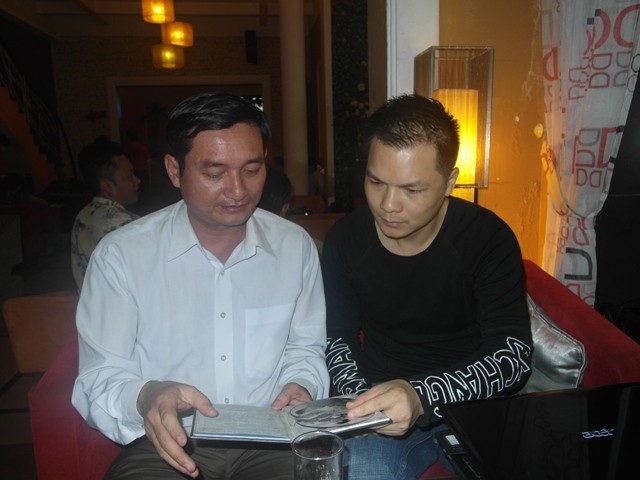 Đạo diễn Thành Kông đang xem album Lỗi lầm của Kannan Nguyễn vừa được phát hành.