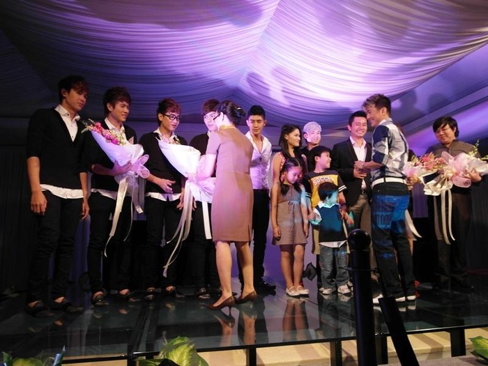Mr Đàm và bà Lương Minh Hồng, giám đốc công ty Tiếng hát Việt đã trao hoa và cám ơn êkíp thực hiện single Tuổi hồng thơ ngây.