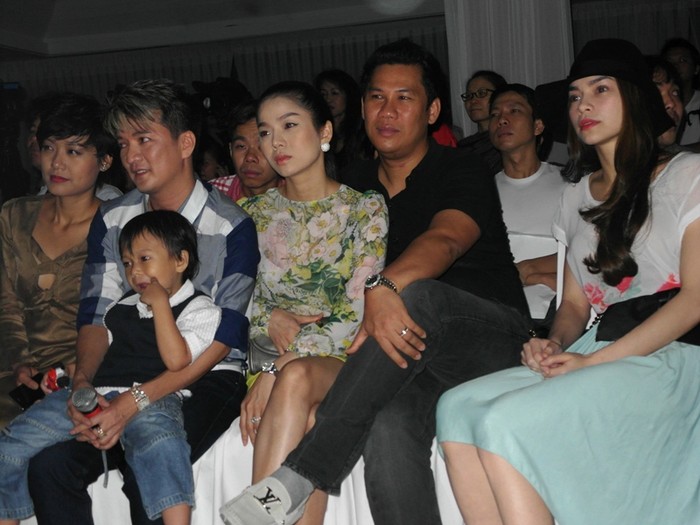 Diễn viên Hồng Ánh, Mr Đàm và con nuôi, vợ chồng ca sĩ Lệ Quyên và Hồ Ngọc Hà đang ngồi xem single Tuổi hồng thơ ngây.