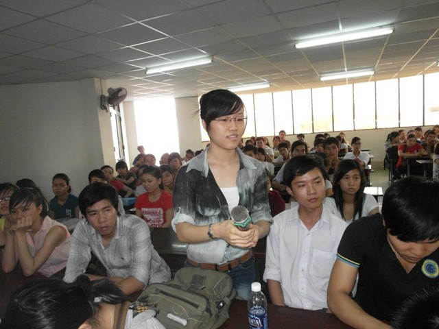 Nỗi băn khoăn của sinh viên Nguyễn Thị Trường Giang về sự phân biệt hệ thống trường công lập và dân lập được thầy Ngân giải toả.