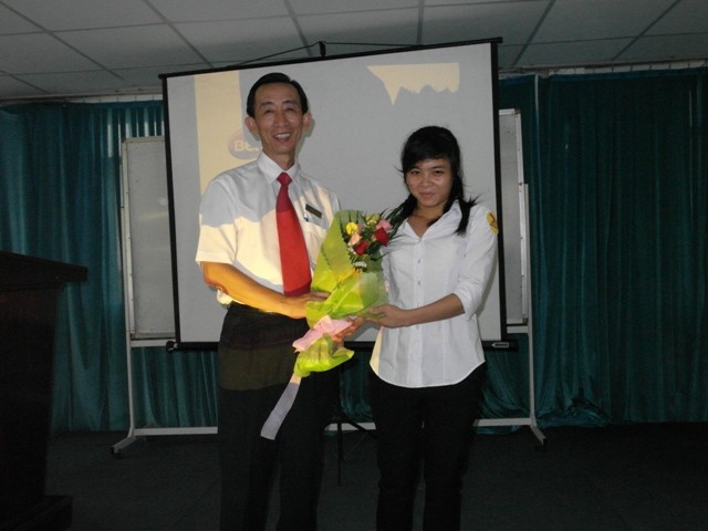 Đại diện sinh viên trường Cao đẳng Viễn Đông tặng hoa cho PGS. TS Trần Hoàng Ngân.