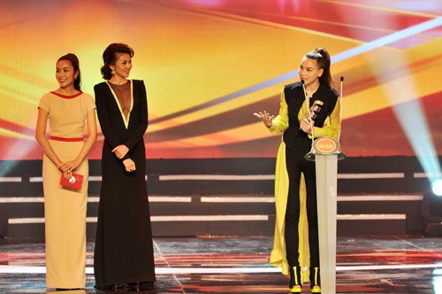 Nữ ca sĩ được yêu thích nhất được trao cho Hồ Ngọc Hà (bìa phải) tại Giải thưởng Truyền hình HTV Award 2012