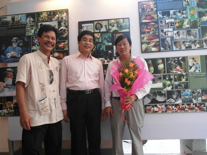 Từ trái sang: NS nhiếp ảnh Thái Phiên, bác sĩ Nguyễn Hoàng Bắc, NS nhiếp ảnh Duy Anh.