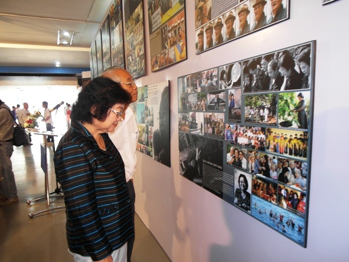 Nguyên Phó chủ tịch nước Trương Mỹ Hoa và phu quân đang xem những bức ảnh về mình tại buổi triển lãm.