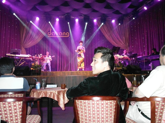 Khi danh ca Khánh Hà biểu diễn trên sân khấu,Trấn Thành ngồi bên dưới trong vai trò khán giả.