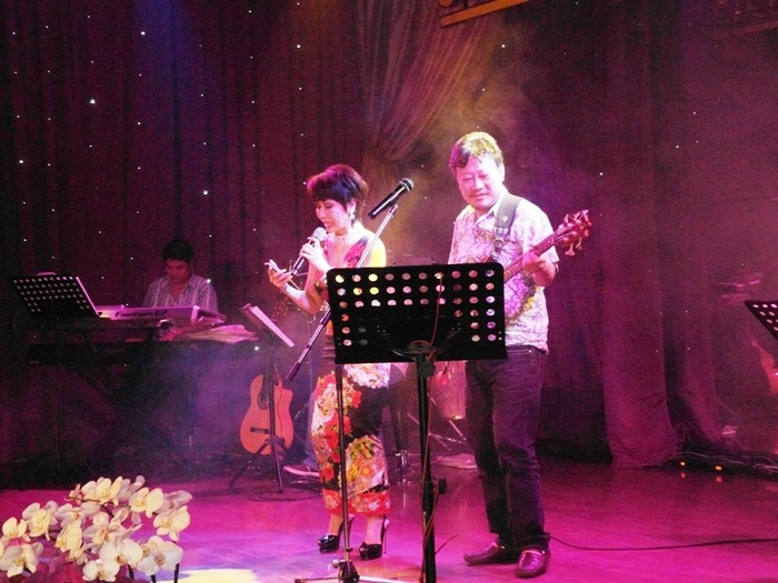 Trước sự nhiệt tình của Khánh Hà, đích thân ông chủ phòng trà Da Vàng - nhạc sĩ Lê Quang đã bước lên sân khấu, ôm guitar đệm đàn cho chị hát.