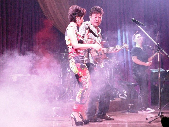 Nhạc sĩ Lê Quang cũng đã hoà giọng hát cùng Khánh Hà trong một ca khúc nước ngoài. Đã từ khá Lâu anh mới trình diễn trên sân khấu.