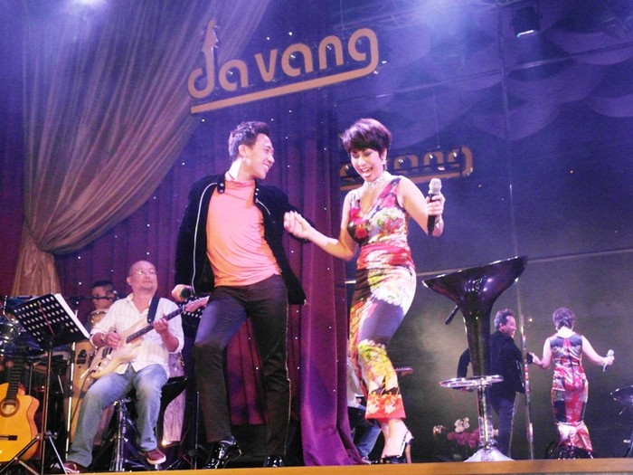 Sau đó, Khánh Hà cũng mời Trấn Thành lên sân khấu hát cùng liên khúc của các nhạc sĩ Diệu Hương. Đặc biệt, trong ca khúc Mambo Italiano, Trấn Thành đã cùng đàn chị “khuấy đảo” sân khấu một cách ăn nhịp, tạo phấn khích cho khán giả.