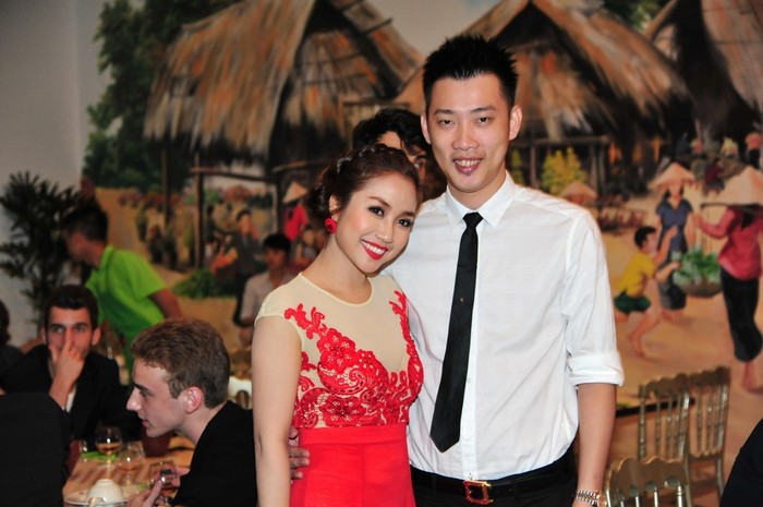MC Bước nhảy hoàn vũ Ốc Thanh Vân đến buổi tiệc cùng chồng.