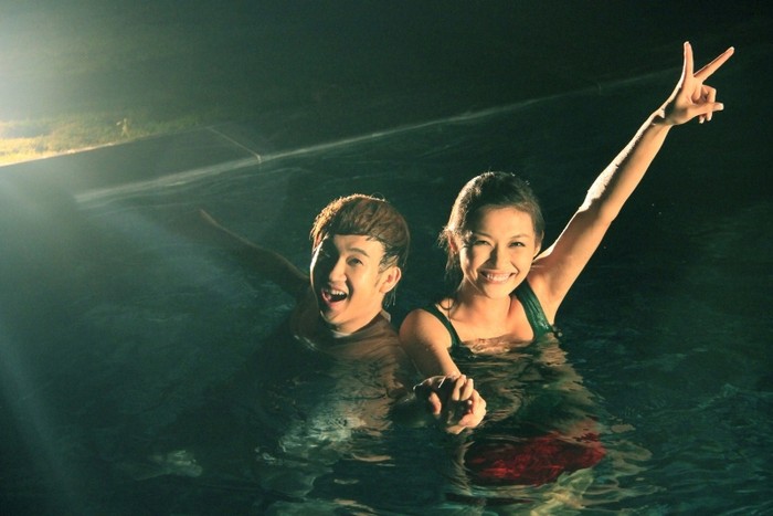 Đôi trai tài, gái sắc này bắt đầu một chuyến nghỉ mát tại bờ biển Vũng Tàu. Cả hai thoả thích ngụp lặn trong làn nước trong mát, rực ánh đèn đêm của một hồ bơi nằm khu resort cao cấp.