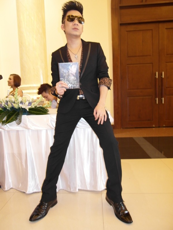 Quang Hà quảng bá album cho Zu Hiếu Thuận trong hình ảnh rất...playboy.