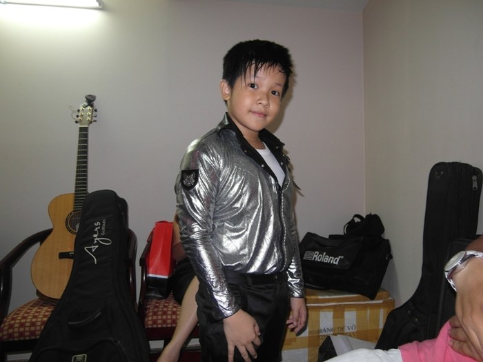 Chú bé 11 tuổi Đăng Khoa rất bận rộn trong hậu trường, chuẩn bị cho các tiết mục “Michael Jackson” của mình.