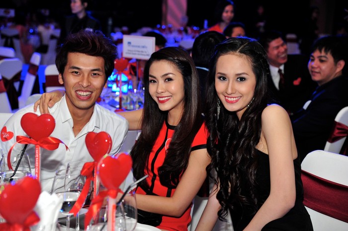 Trong khi đó, Tăng Thanh Hà đang thân mật với người bạn Quang Tuyến và Hoa hậu Mai Phương Thuý.