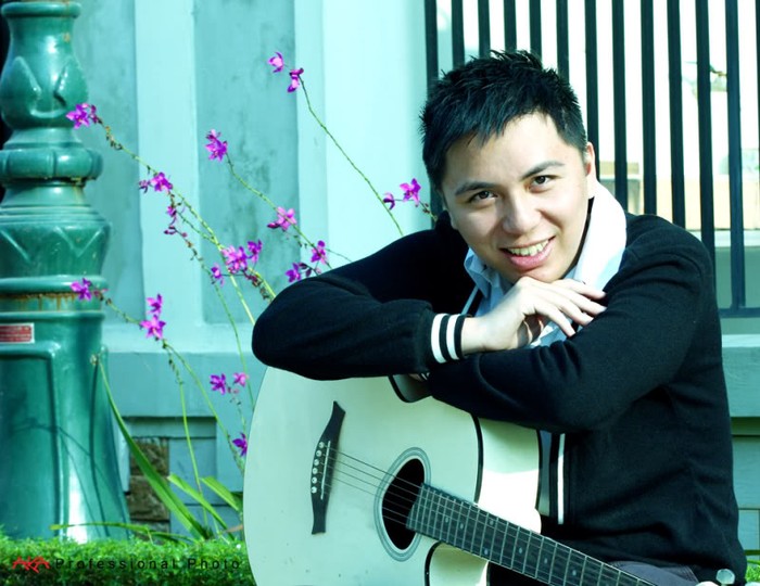 Minh Vương là đại diện của thế hệ ca sĩ - nhạc sĩ tài năng vừa hát vừa có thể sáng tác các ca khúc. Anh sẽ hát ca khúc Vệt nắng cuối trời tại liveshow Bài hát yêu thích tháng 6.