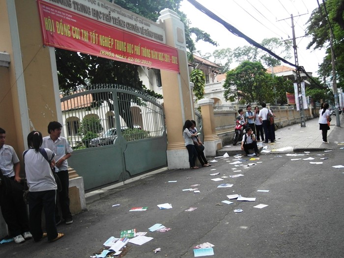 Hiiện tượng tờ rơi làm mất mỹ quan thành phố cũng xuất hiện tại cồng trường PTTH chuyên Lê Hồng Phong.