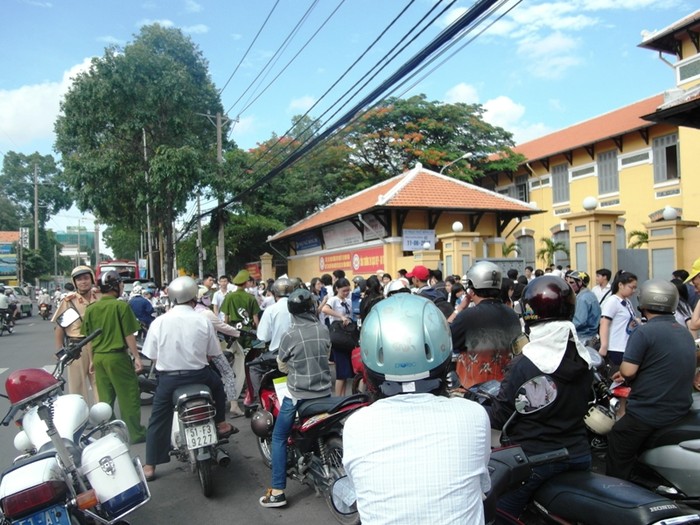 Các cảnh sát giao thông đã khá vất vả đề không xảy ra tình trạng ùn tắc giao thông trước cổng trường PTTH Nguyển Thị Minh Khai.