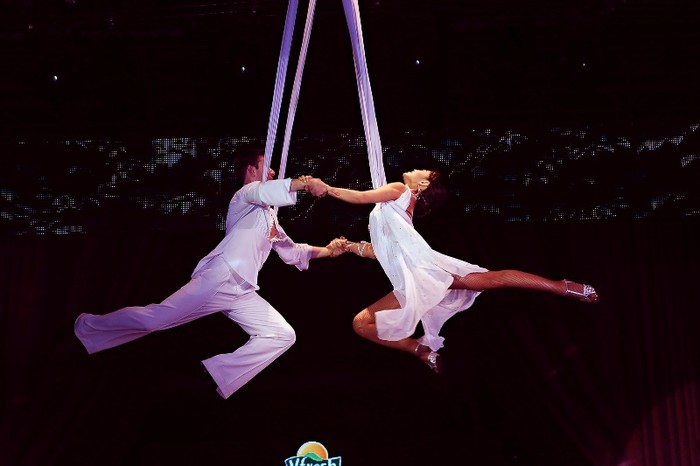 Đầu tiên, bài thi Rumba, Minh Hằng và bạn diễn đã gây ấn tượng với khán giả cũng như các vị giám khảo bằng “chiêu” bay từ dưới đất lên trên không.