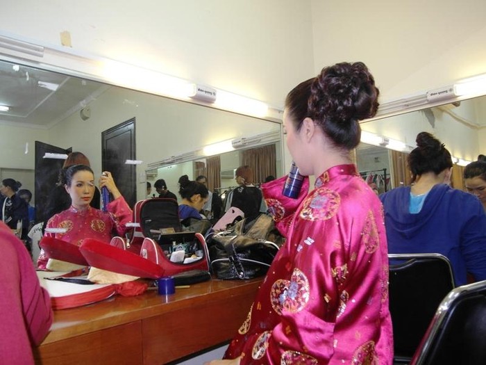 Trong khi đó, Á hậu Trịnh Kim Chi đang tự trang điểm “dung nhan” cho vai diễn Đỗ Thị Phận, phu nhân của Tả tướng quân Lê Văn Duyệt.