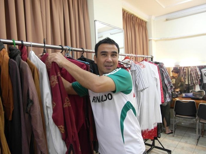 MC, diễn viên Quyền Linh đang chuẩn bị quần áo để hoá thân vào vị tướng quân tài ba có công lớn trong việc khai khẩn miền đất Sài Gòn lục tỉnh. Tất cả gần 500 bộ quần áo của diễn viên trong vở kịch lịch sử được đầu tư công phu này đều do nhà thiết kế Sỹ Hoàng thực hiện.