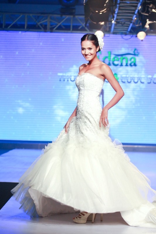 Ngoài ra còn có nhiều người mẫu khác cũng có mặt trong phần trình diễn bộ sưu tập áo cưới của nhà thiết kế Nguyễn Minh Quang.