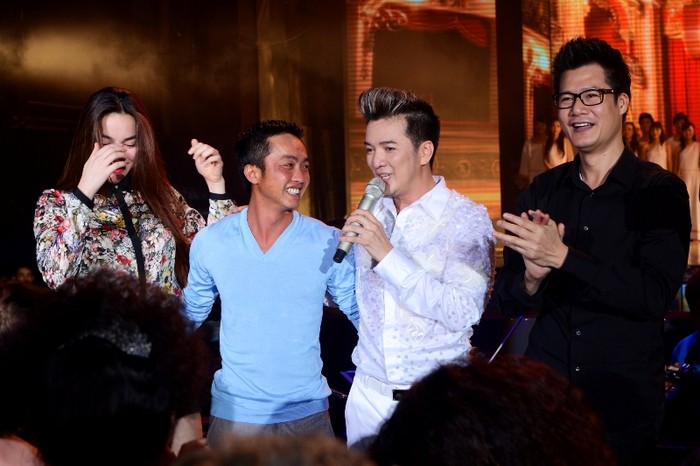 Trong liveshow Số phận, Hà Hồ đã góp giọng đọc phần giới thiệu về sự nghiệp âm nhạc của Mr Đàm nhưng không tham gia hát.