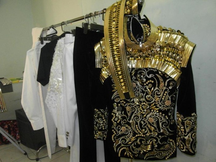 Một bộ trang phục nhiều hoạ tiết được mạ vàng kiểu đế vương khác.