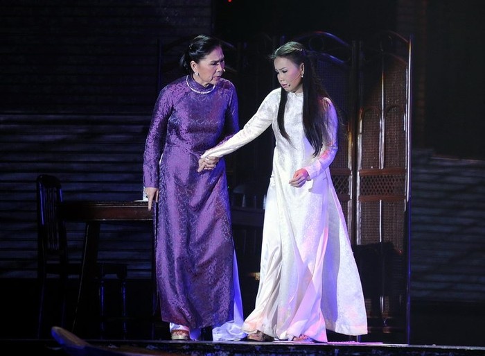 NSƯT Kim Xuân trong vai hai bà mẹ đã đẩy cao trào nhạc cảnh trong phần 2 lên đến đỉnh cao cao xúc.