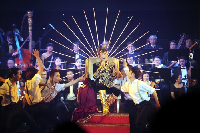 Ngồi trên ngai vàng, ông hoàng nhạc Việt thổn thức hàng loạt các ca khúc: Số phận, Nụ hôn xa vời, Lá thu vàng…