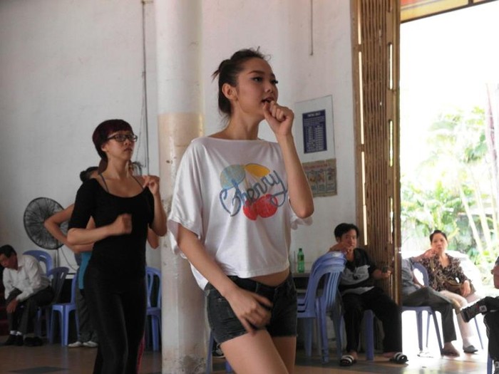 Trong khi đó, Minh Hằng vẫn tiếp tục với những điệu nhảy của mình. >>Bộ ảnh cưới đẹp lung linh của Đoan Trang