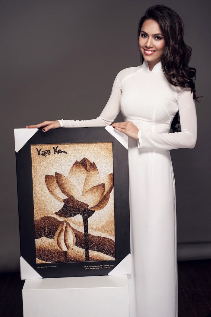 Công ty tranh gạo Quỳnh Vy đã kịp thiết kế cho Hoàng My một bức tranh hình hoa sen, là quốc hoa của Việt Nam. Thông qua bức tranh này, Hoàng My muốn giới thiệu đến bạn bè một nghề thủ công mỹ nghệ độc đáp của Việt Nam hiện nay.